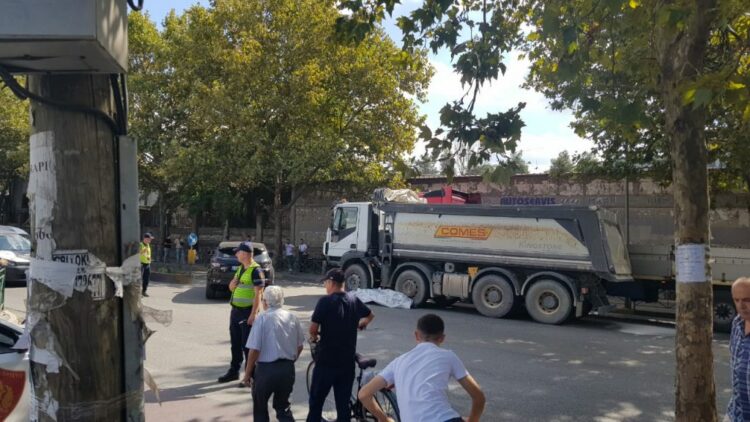 Aksident i rëndë në Kombinat/ Kamioni përplas për vdekje biçiklistin