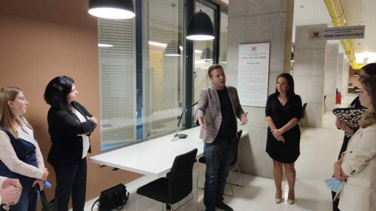 Këndi Arkivor tani edhe në Korçë! Nisma e DPA vijon ‘udhëtimin’ në qytetet e vendit