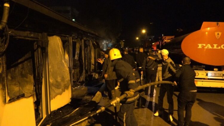 ZYRTARE/ Zjarri në spitalin modulor në Tetovë u mori jetën 14 personave, godina kishte probleme në strukturë