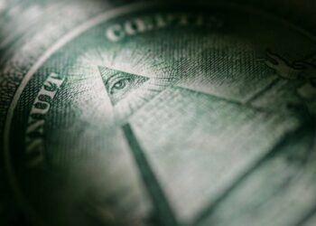 Teoritë konspirative kundër Covid-19: “Pandemia paralele” që mori shumë jetë njerëzish