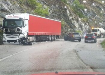 Aksident në Elbasan/ Makina i pret rrugën trajlerit, ndërron jetë 64-vjeçari