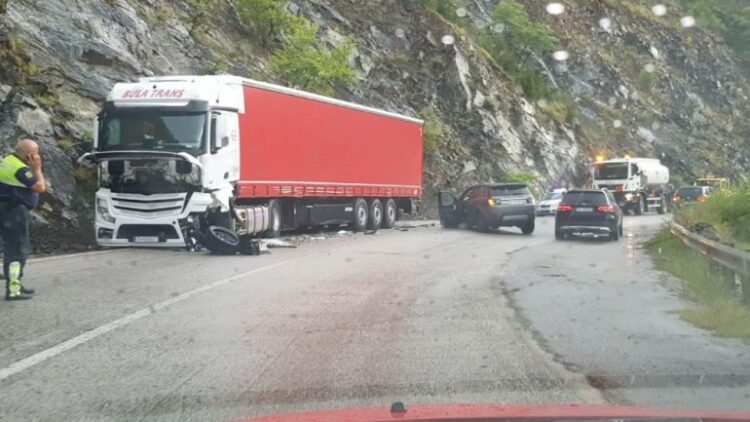 Aksident në Elbasan/ Makina i pret rrugën trajlerit, ndërron jetë 64-vjeçari