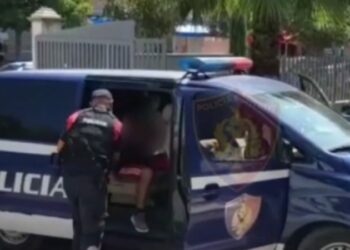 Transportonin 11 refugjatë, arrestohen 2 të rinj në Boboshticë të Korçës