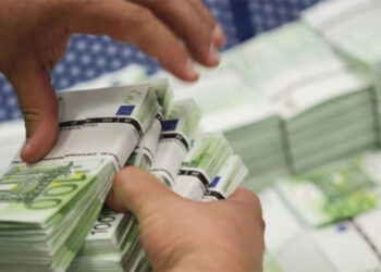 Shqiptarët mbajnë 4.9 miliardë euro në banka
