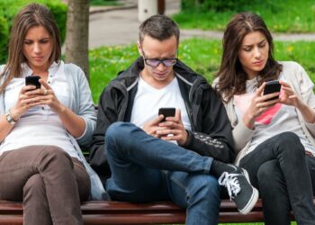 Braktisen qytetarët. Institucionet përgjegjëse heshtin para kompanive celulare, tarifa të larta për të mbajtur numrin aktiv