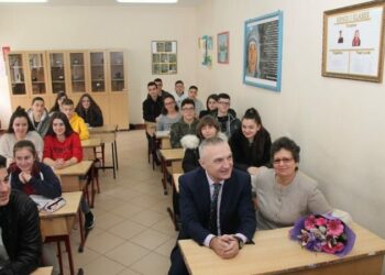 Presidenti Meta uron nxënësit dhe mësuesit: Vit i mbarë dhe plot arritje të shkëlqyera