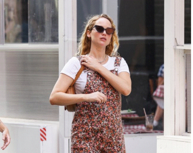 Pak pasi u bë publike shtatzënia, dalin fotot e para të aktores me barkun e rrumbullakosur