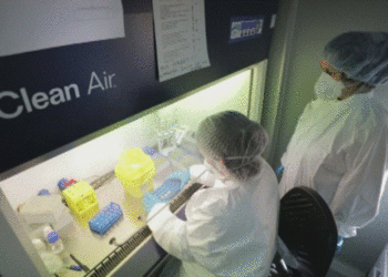 Zëri i Amerikës: Në Shqipëri po tkurren testimet për Covid