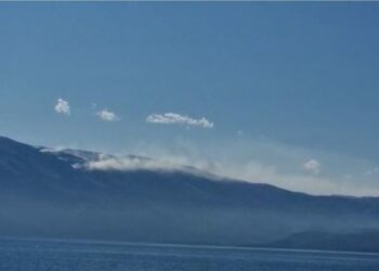 Zgjerohet gjatë natës vatra e zjarrit në Malin e Thatë, preket edhe Parku Kombëtar i Galiçicës