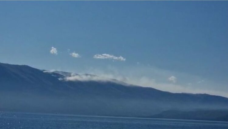 Zgjerohet gjatë natës vatra e zjarrit në Malin e Thatë, preket edhe Parku Kombëtar i Galiçicës