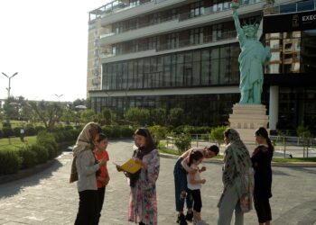 “Shohim vajza gjysmë të zhveshura në plazh, kjo është parajsa”, New York Times reportazh mbi afganët në Shëngjin