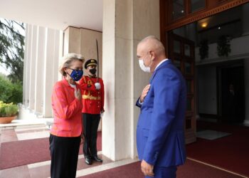 FOTO- Kreu i Shtetit, Ilir Meta dhe Presidentja e Komisionit Europian përshëndeten me duar në zemër