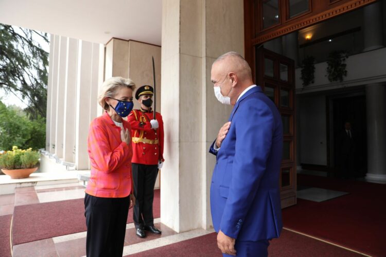FOTO- Kreu i Shtetit, Ilir Meta dhe Presidentja e Komisionit Europian përshëndeten me duar në zemër