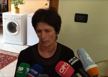 Vrasja e 23-vjeçares në Fier nga ish-burri/ Flet nëna: E qëlloi pas shpine me bukë në gojë