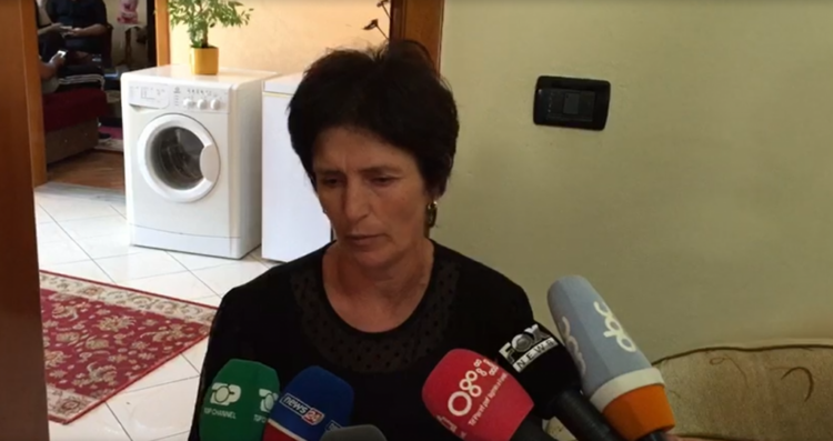 Vrasja e 23-vjeçares në Fier nga ish-burri/ Flet nëna: E qëlloi pas shpine me bukë në gojë