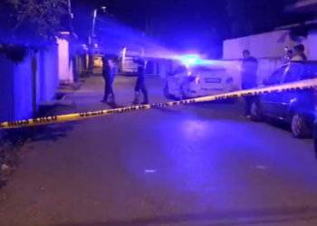 “Po ktheheshin nga kalçeto”/ Plagosen me armë zjarri dy të rinj në Tiranë