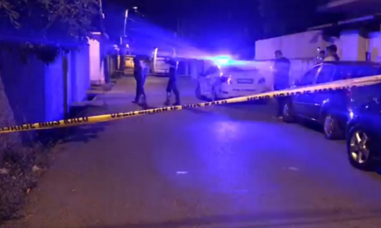 “Po ktheheshin nga kalçeto”/ Plagosen me armë zjarri dy të rinj në Tiranë