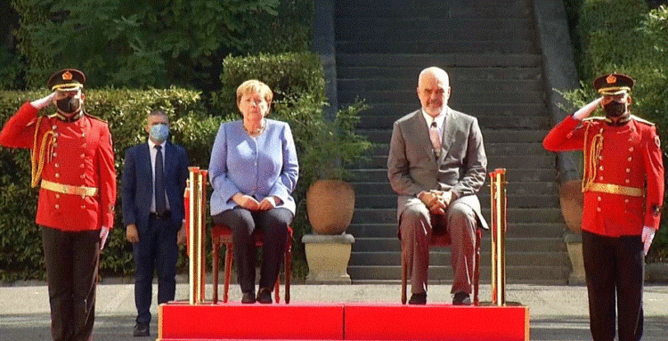 Merkel pritet me ceremoni nga Rama te Pallati i Brigadave