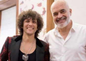 Rama takon Ermal Metën dhe i dhuron librin e tij: U ndal për një bisedë të këndshme