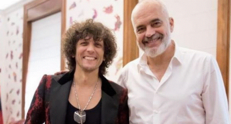 Rama takon Ermal Metën dhe i dhuron librin e tij: U ndal për një bisedë të këndshme