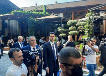 Përfundon mbledhja e Grupit Parlamentar të PD, Basha niset drejt Parlamentit, militantët fyejnë kryedemokratin: Turp!