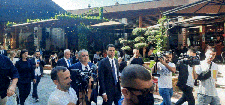 Përfundon mbledhja e Grupit Parlamentar të PD, Basha niset drejt Parlamentit, militantët fyejnë kryedemokratin: Turp!