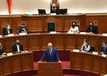 Nga qershori i 2022, ndalohet përdorimi i qeseve plastike/ Rama: Keni 9 muaj kohë për linjën e re të prodhimit