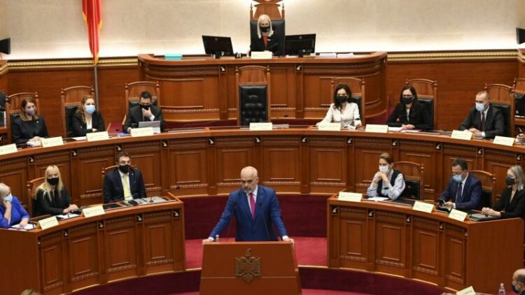 Nga qershori i 2022, ndalohet përdorimi i qeseve plastike/ Rama: Keni 9 muaj kohë për linjën e re të prodhimit