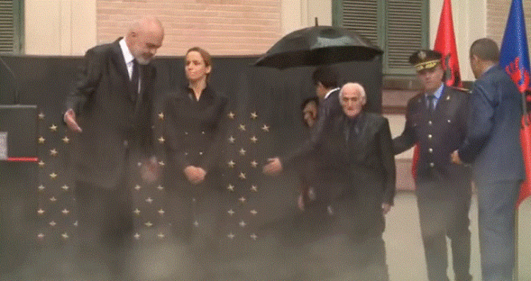 Rama në ceremoninë e vendosjes së yllit për Saimir Hoxhën: Humbje tragjike që shkon përtej familjes