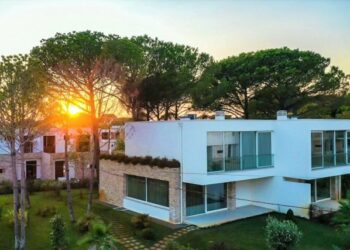 Pas “qiellgërvishtësve”, Tirana vijon zgjerimin me vila në periferi nga Petrela në Farkë e Vaqarr