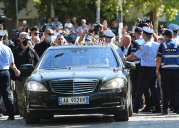 FOTOLAJM/ Berishën e presin me lule, Basha largohet me kokën e ulur