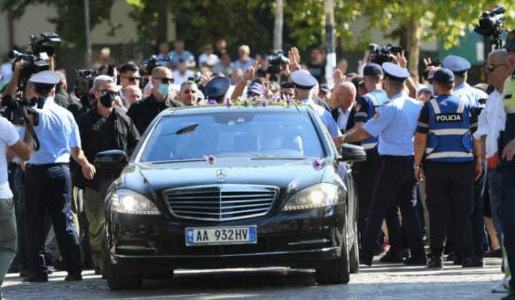 FOTOLAJM/ Berishën e presin me lule, Basha largohet me kokën e ulur