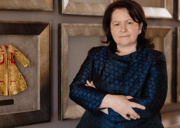 LAJMI I FUNDIT/ Deputetja socialiste probleme me tensionin, mbërrin ambulanca jashtë Kuvendit