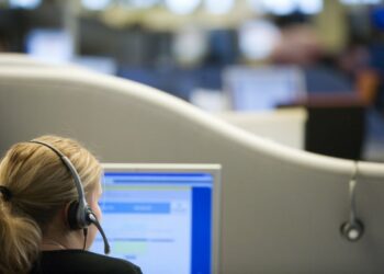 Të rinjtë shqiptarë preferojnë të punojnë në kompani ndërkombëtare; 86.3% janë gati të ikin jashtë për punë