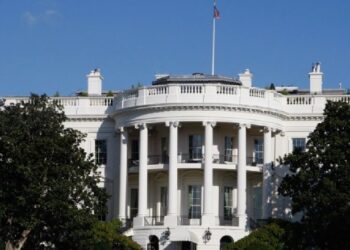 Presidenti Biden nënshkruan projekt-ligjin që shmang mbylljen e qeverisë