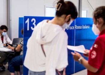 ‘Lufta’ me COVID-19, ‘boom’ vaksinimesh në Itali