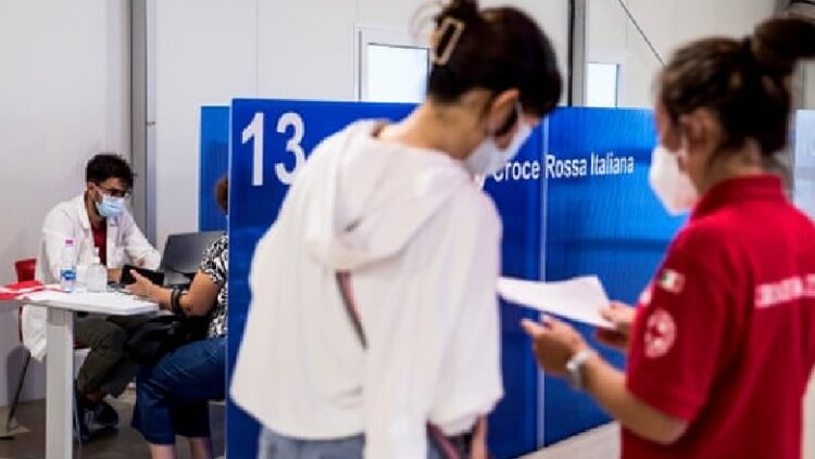 ‘Lufta’ me COVID-19, ‘boom’ vaksinimesh në Itali