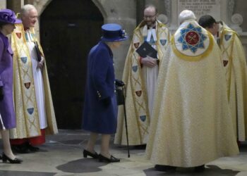 Sëmurë? Mbretëresha Elizabeth shfaqet për herë të parë në publik me bastun