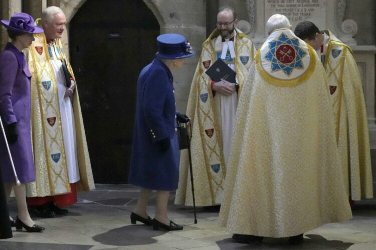 Sëmurë? Mbretëresha Elizabeth shfaqet për herë të parë në publik me bastun