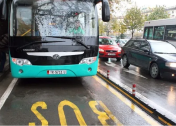 Operatorët urbanë në Tiranë kërkojnë indeksimin e çmimit të biletës; Shoqata e Transportit paralajmëron nga 1 Nëntori ofrim shërbimi deri 20%