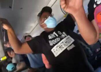 Motori i avionit me 102 pasagjerë merr flakë, hapen dyert e emergjencës