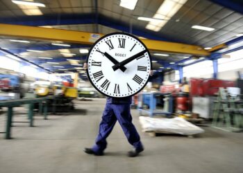 Çfarë do të ndodhë me orën këtë muaj, a do të rikthehet ora dimërore?