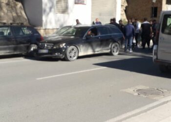 Aksident i katërfishtë në Berat/ Makina me shpejtësi përplaset me tre mjete të tjera dhe godet betonin ndarës të rrugës