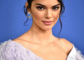Iu nënshtrua ndërhyrjeve plastike? Kendall Jenner kapet mat