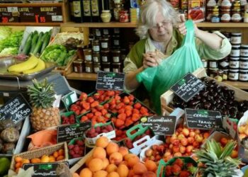 Franca do të ndalojë paketimin plastik për frutat dhe perimet që nga janari 2022