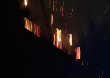 Tentoi t’i shpëtonte flakëve duke u hedhur nga dritarja e katit të tretë, policia: 62-vjeçarja ndërroi jetë, i biri në spital