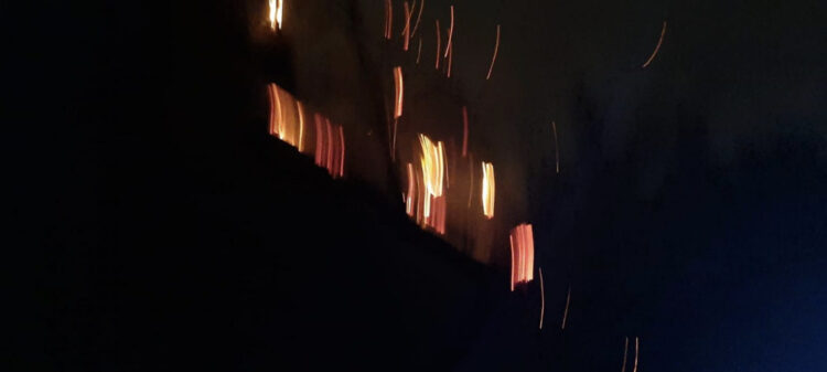 Tentoi t’i shpëtonte flakëve duke u hedhur nga dritarja e katit të tretë, policia: 62-vjeçarja ndërroi jetë, i biri në spital