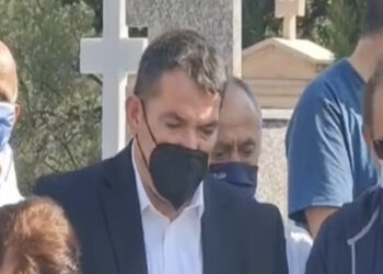 Pirro Dhima i jep lamtumirën e fundit nënës, shpërthen në lot pranë varrit