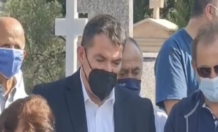 Pirro Dhima i jep lamtumirën e fundit nënës, shpërthen në lot pranë varrit