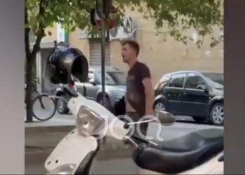 I riu TERRORIZON qytetarët në Tiranë/ Nuk lejon qarkullimin e mjeteve, qëndron në mes të rrugës